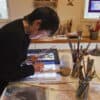 伊豆高原グラスマレライミュージアム工房内のステンドグラス制作風景。ステイン絵付け。