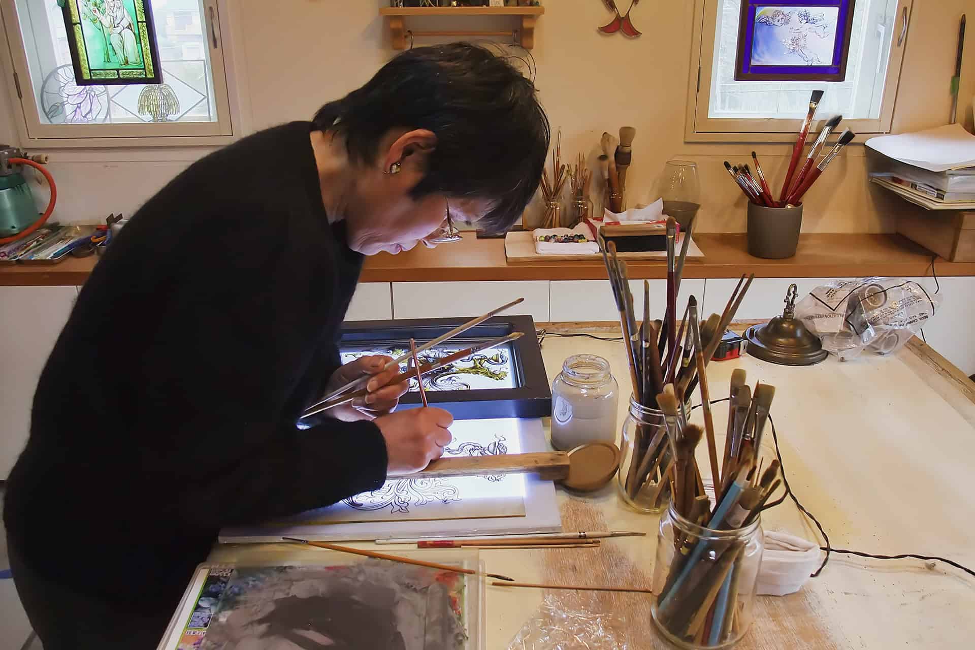 伊豆高原グラスマレライミュージアム工房内のステンドグラス制作風景。ステイン絵付け。