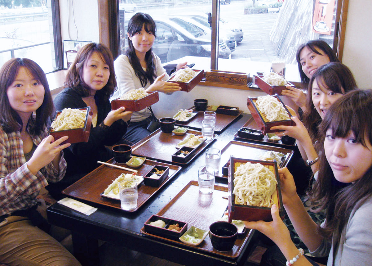 観音亭、そば打ち後の試食